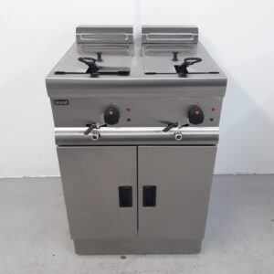New B Grade Lincat Double Tank Electric Fryer 2 x 9 Litre J18