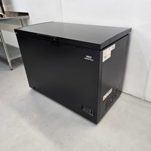 New B Grade Nisbets Essentials Chest Freezer 282 Litre 1116mm DA536