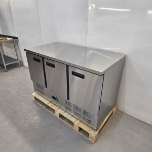 New B Grade Polar Triple Door Counter Fridge 368 Litre G622