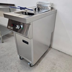 New B Grade Buffalo Free Standing Single Tank Electric Fryer 20 Litre HU198